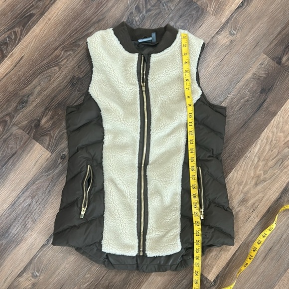 Athleta Responsible Down Tundra Sherpa Puffer Vest Womens Size Medium - Picture 9 of 14